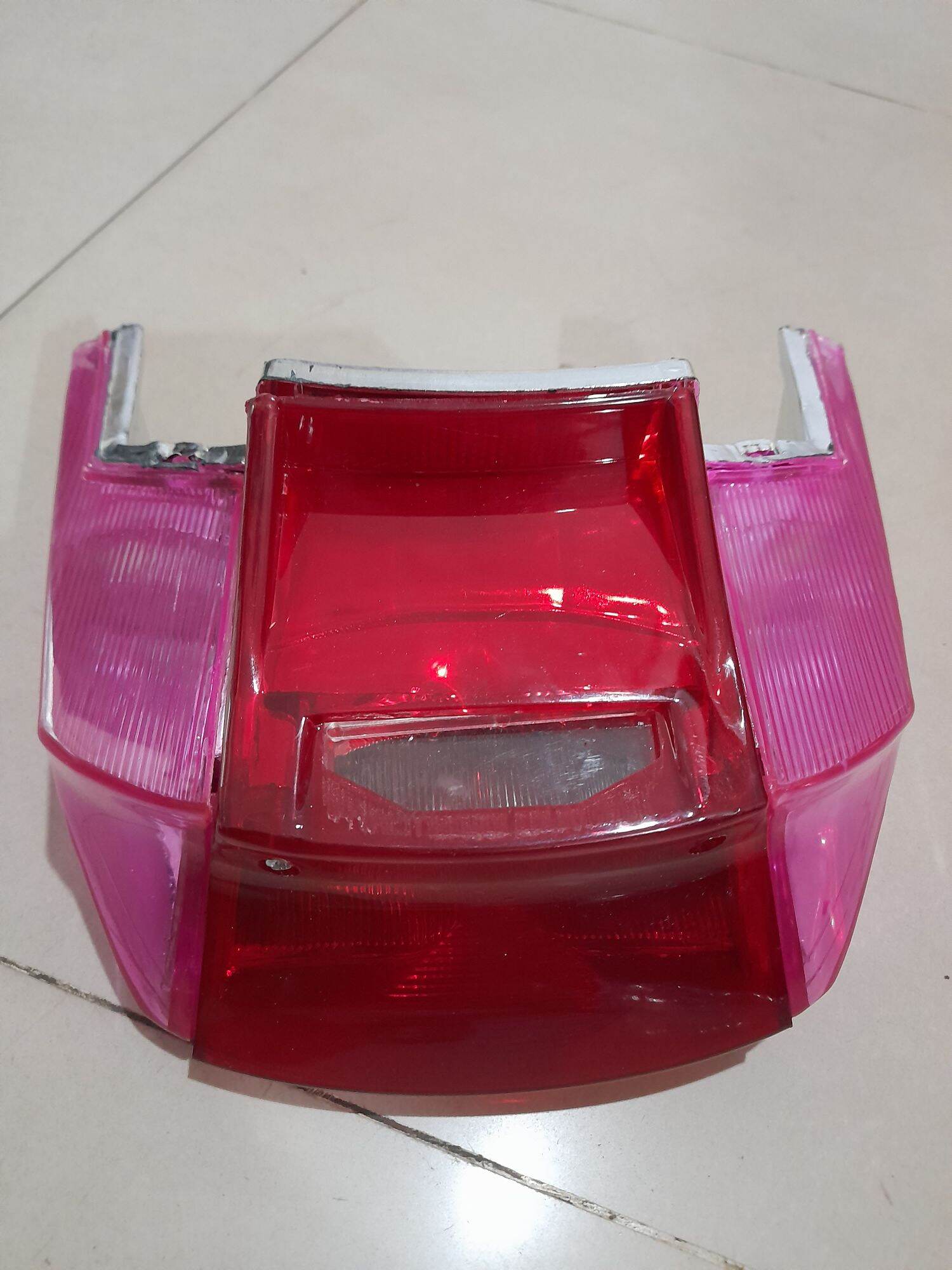 Bộ đèn lái đuôi sau xe Max 4 hay Max độ có luôn đế và dây điện.