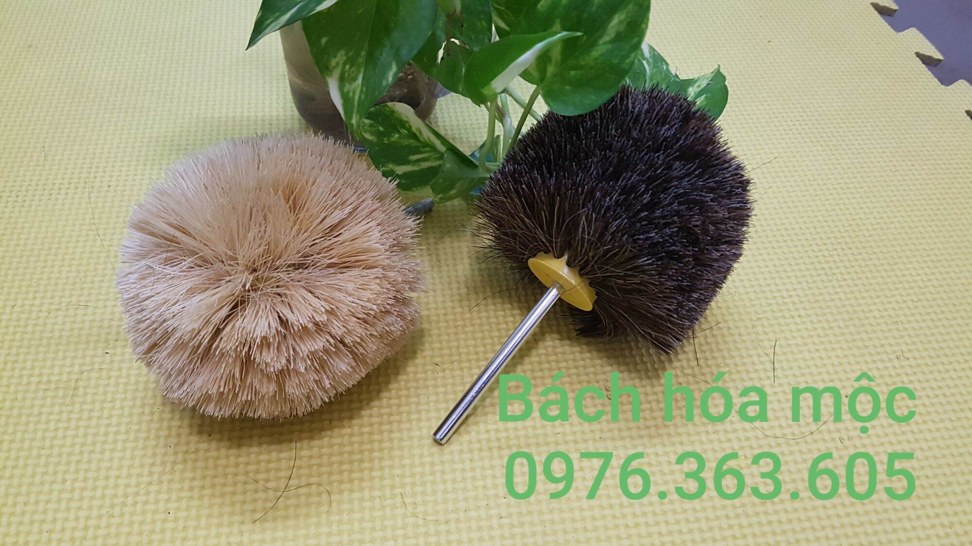 Combo 2 chiếc gồm 1 chiếc chổi lông ngựa và 1 chiếc chổi tre dùng làm sạch và đánh bóng sản phẩm