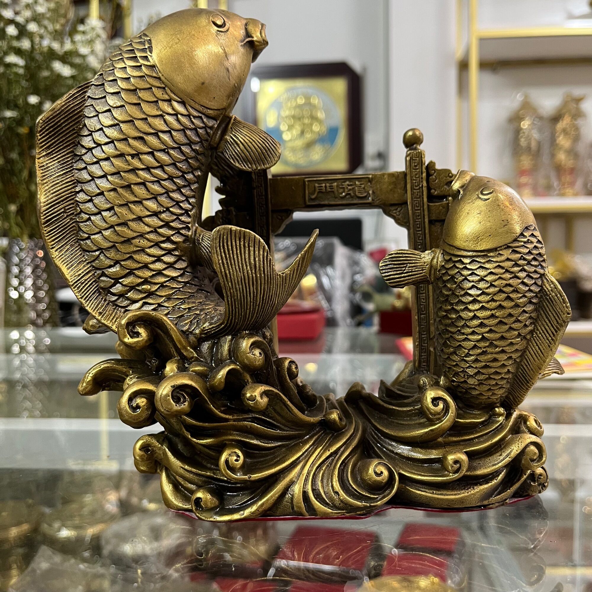 Tượng cá chép vượt vũ môn bằng đồng nguyên chât cao 12cm,vật phẩm phong thủy thăng quan tiến chức