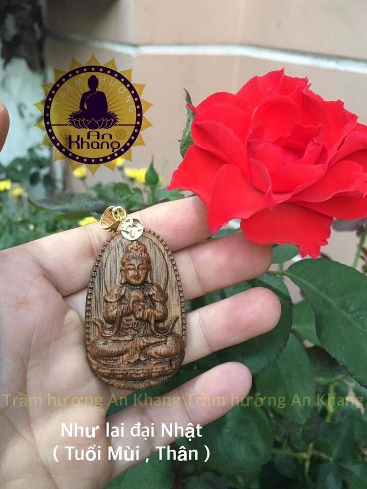 Mặt bản mệnh trầm tốc tự nhiên.