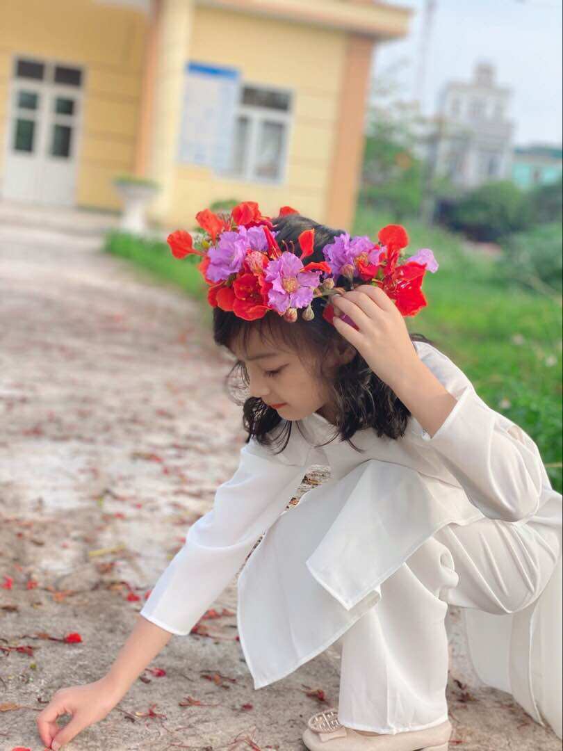 Bộ áo dài trắng truyền thống cho bé