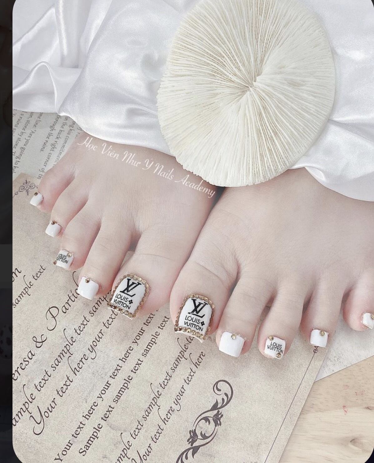 Những mẫu sơn móng chân màu trắng sữa được yêu thích nhất