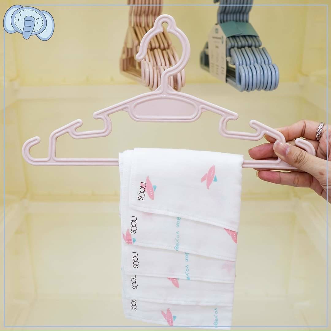 Móc nhựa phơi quần áo cho bé