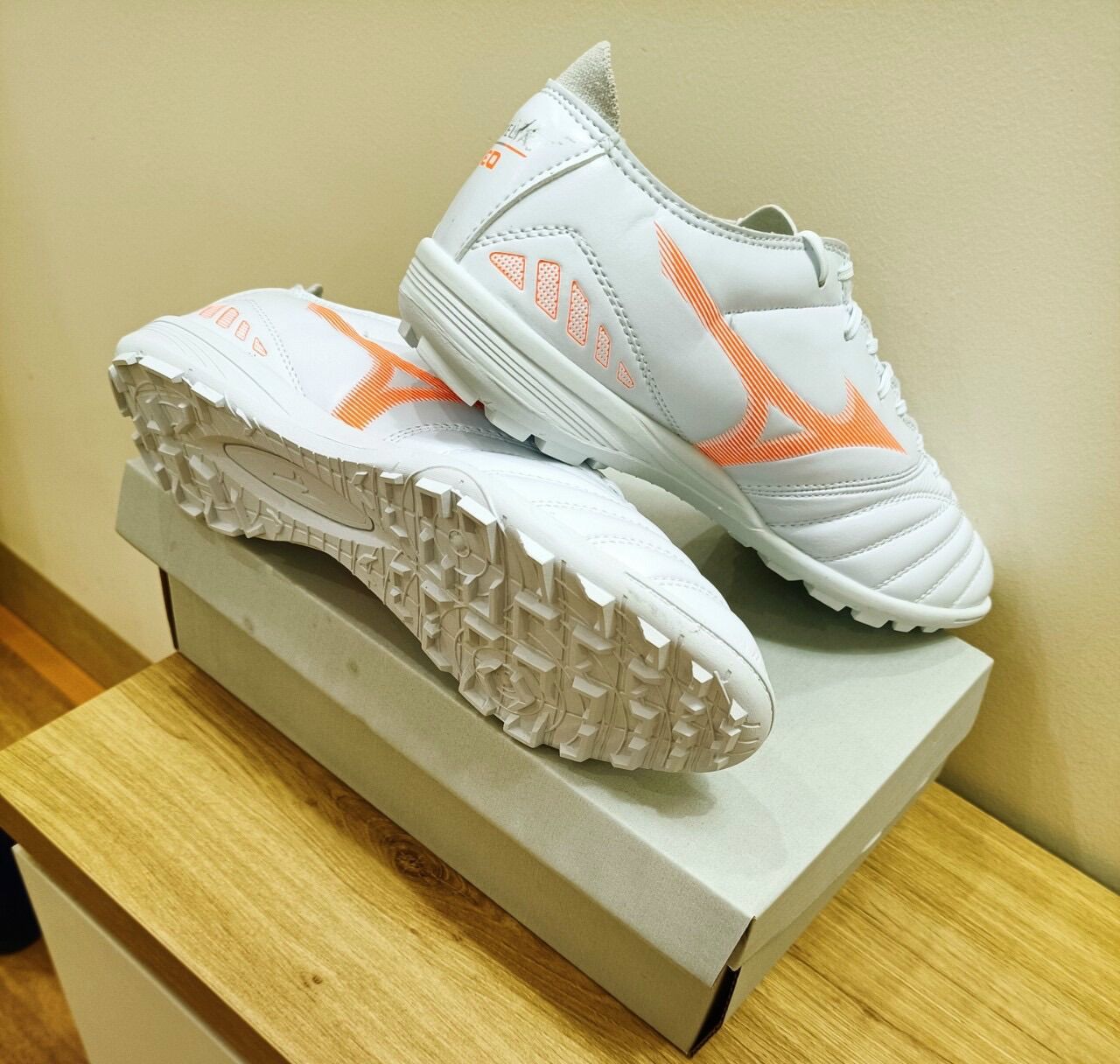 Giày bóng đá Mizuno
