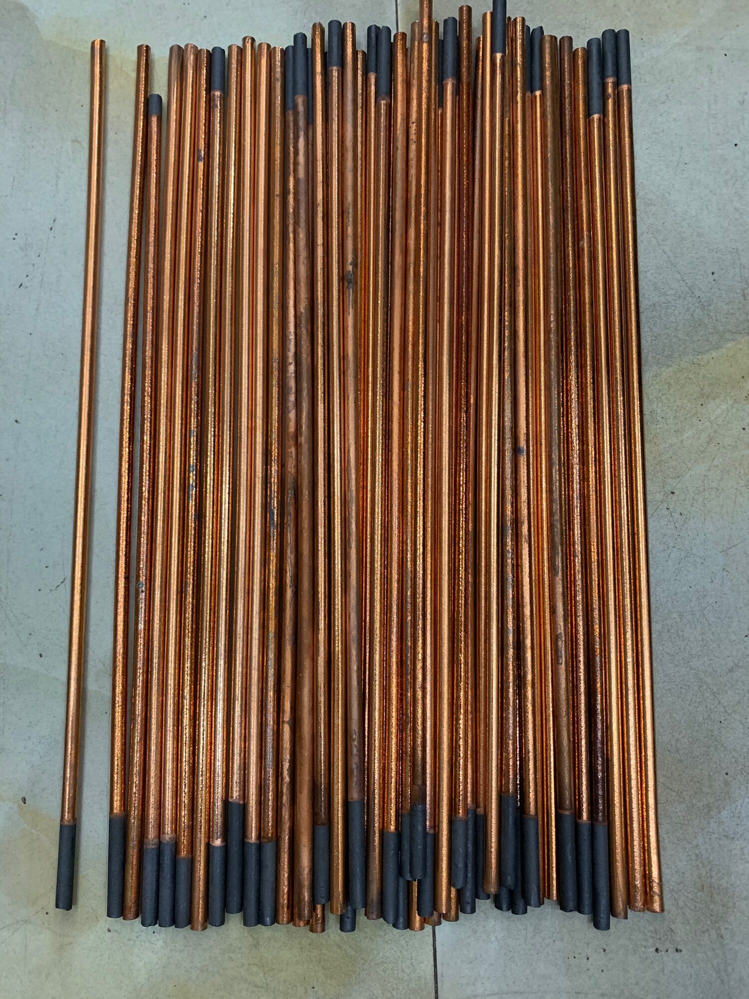 QUE THÔI THAN CACBON PHI 6*355 HỘP 100QUE-PHI 10 *355 HỘP 50 QUE  NK TQ
