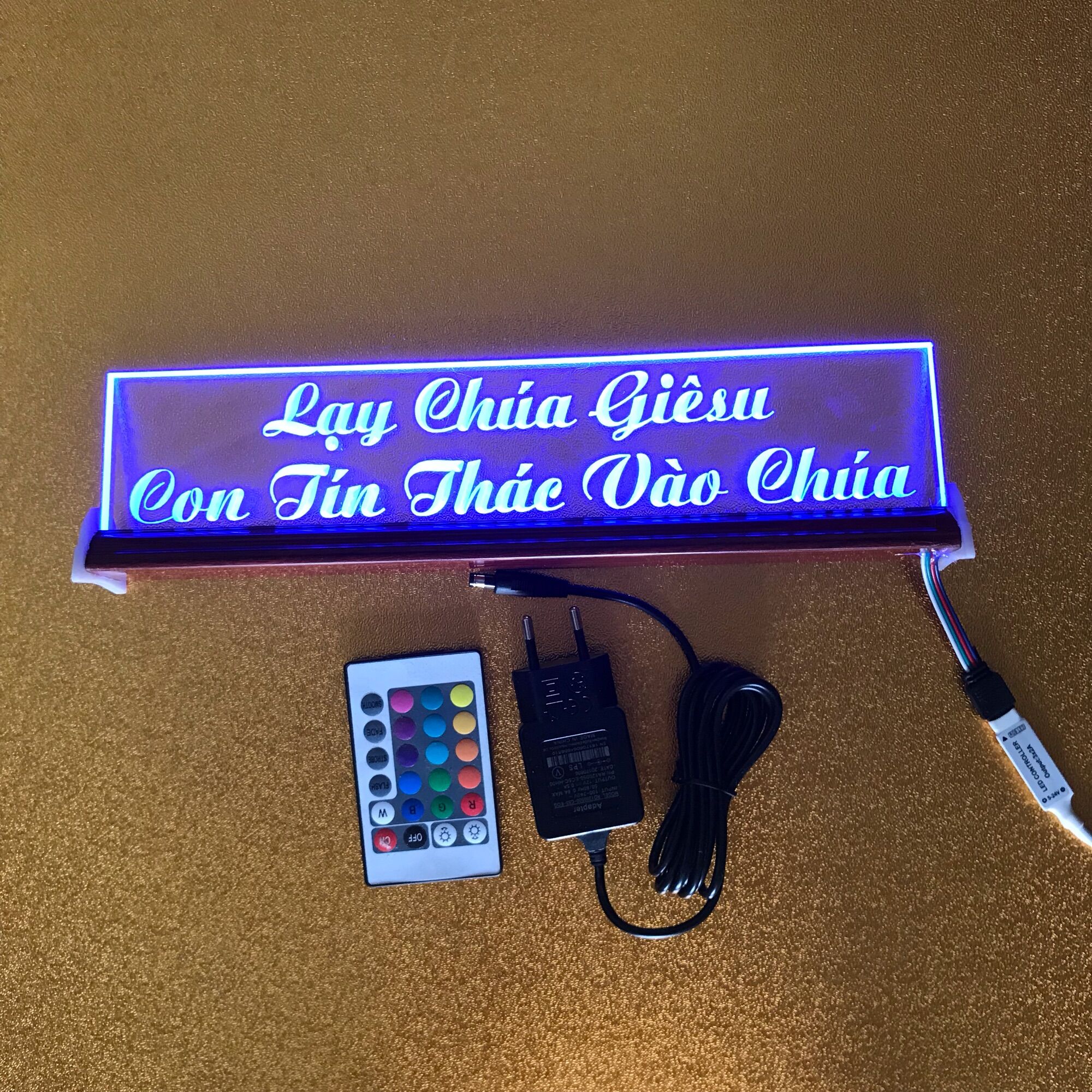 Chữ điện: lạy chúa giê su con tín thác vào chúa để bàn