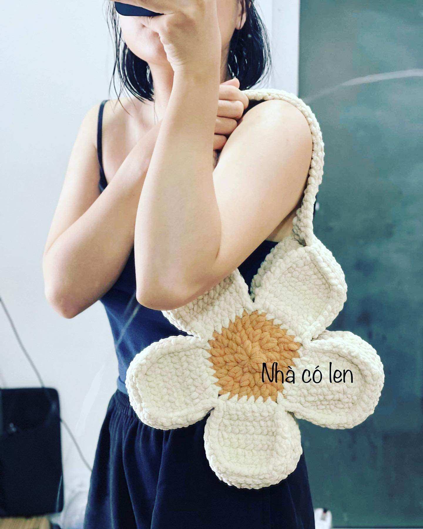 Túi len hoa cúc đi biển