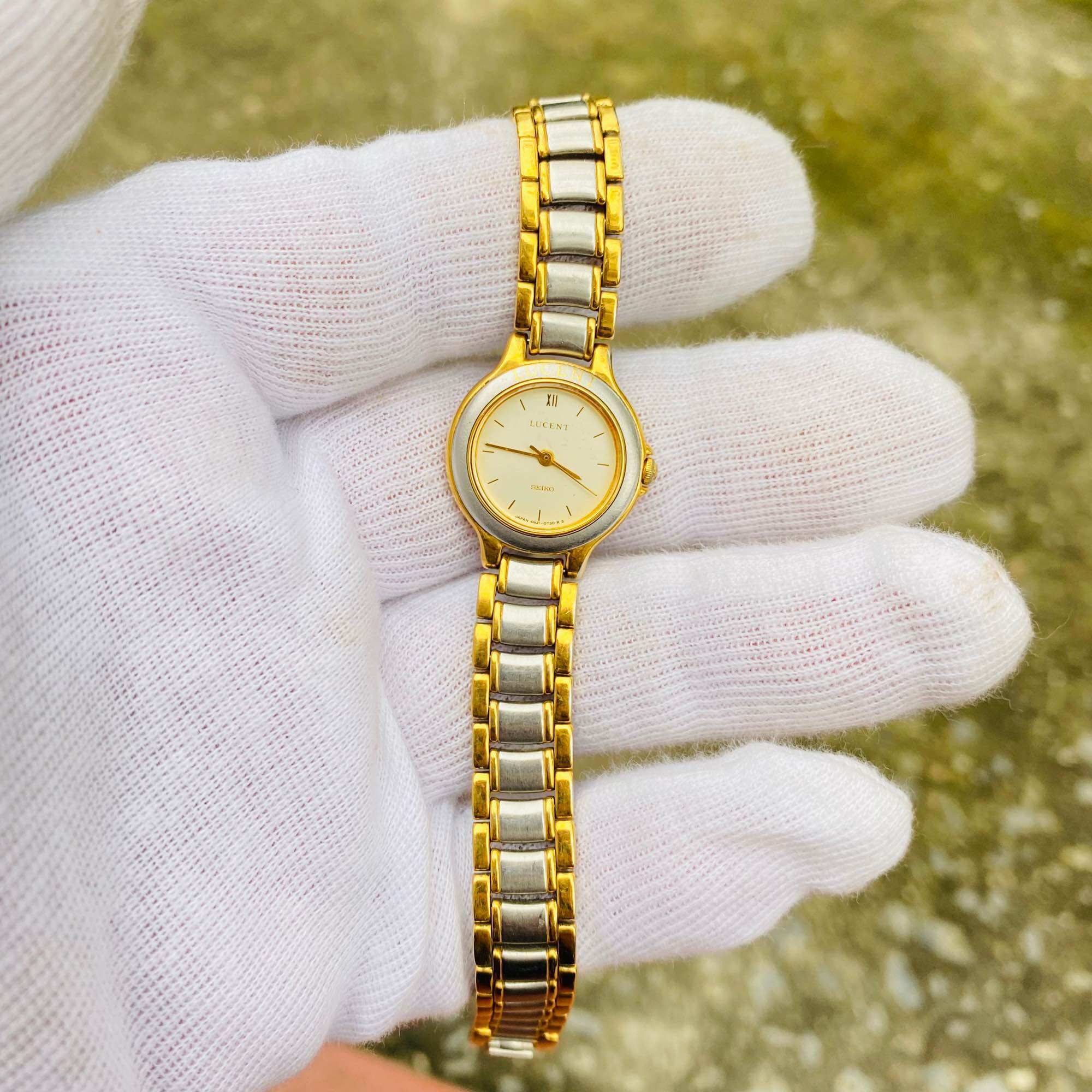 Đồng hồ nữ Seiko Lucent Nhật Bản, dây lụa vàng cực đẹp, size 22mm, hình thức 95%. cam kết hàng chính hãng