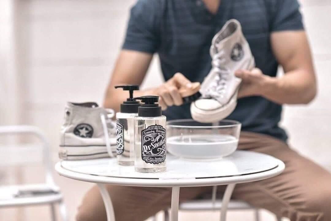 chai lau giày dr sneaker thái lan