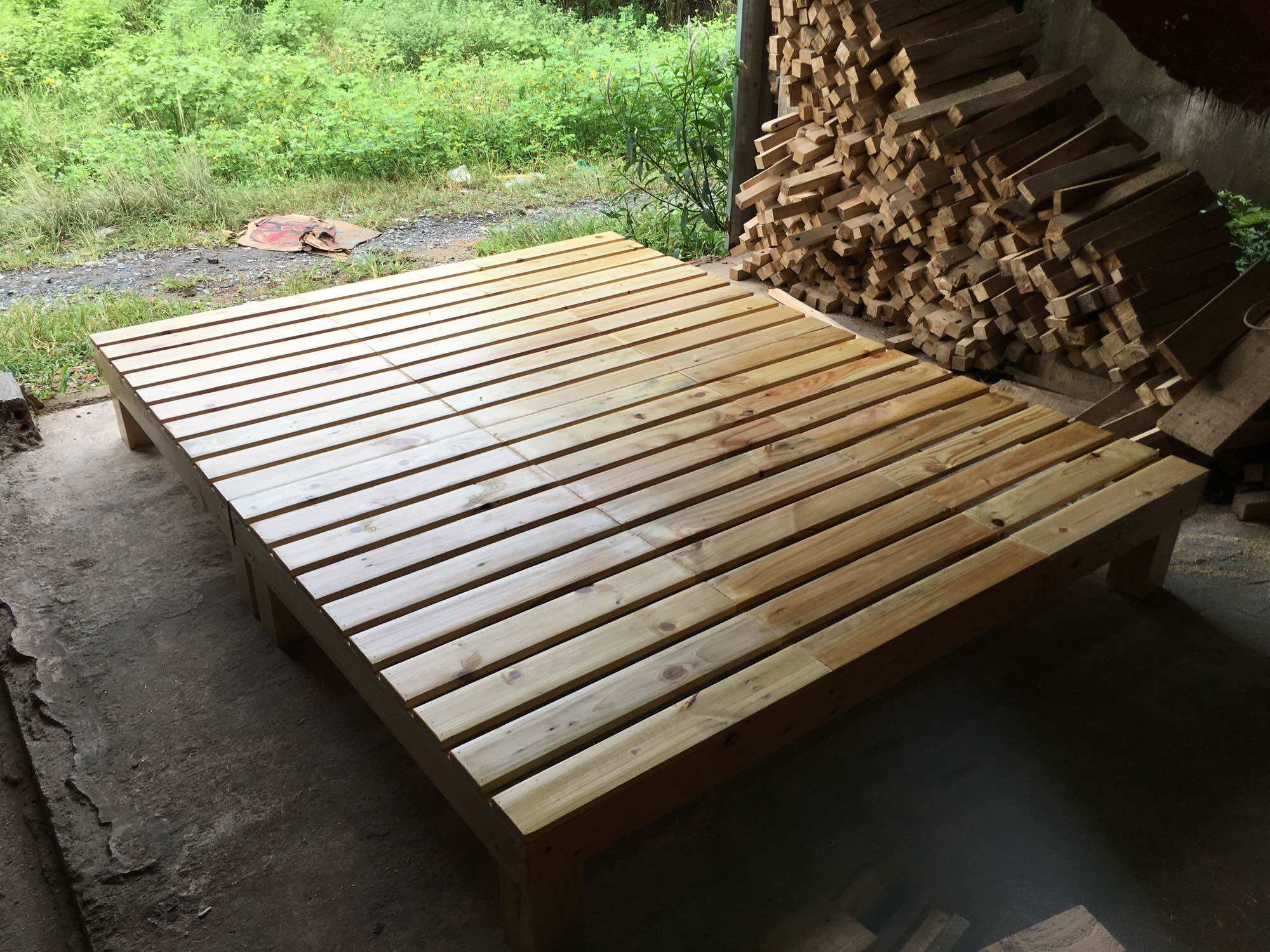 Giường Pallet gỗ thông chân cao 30cm