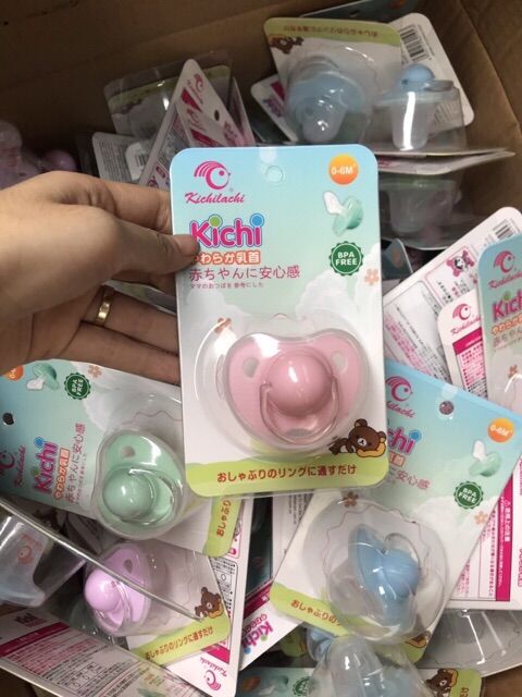 Ty ngậm, ti giả Kichi cho bé