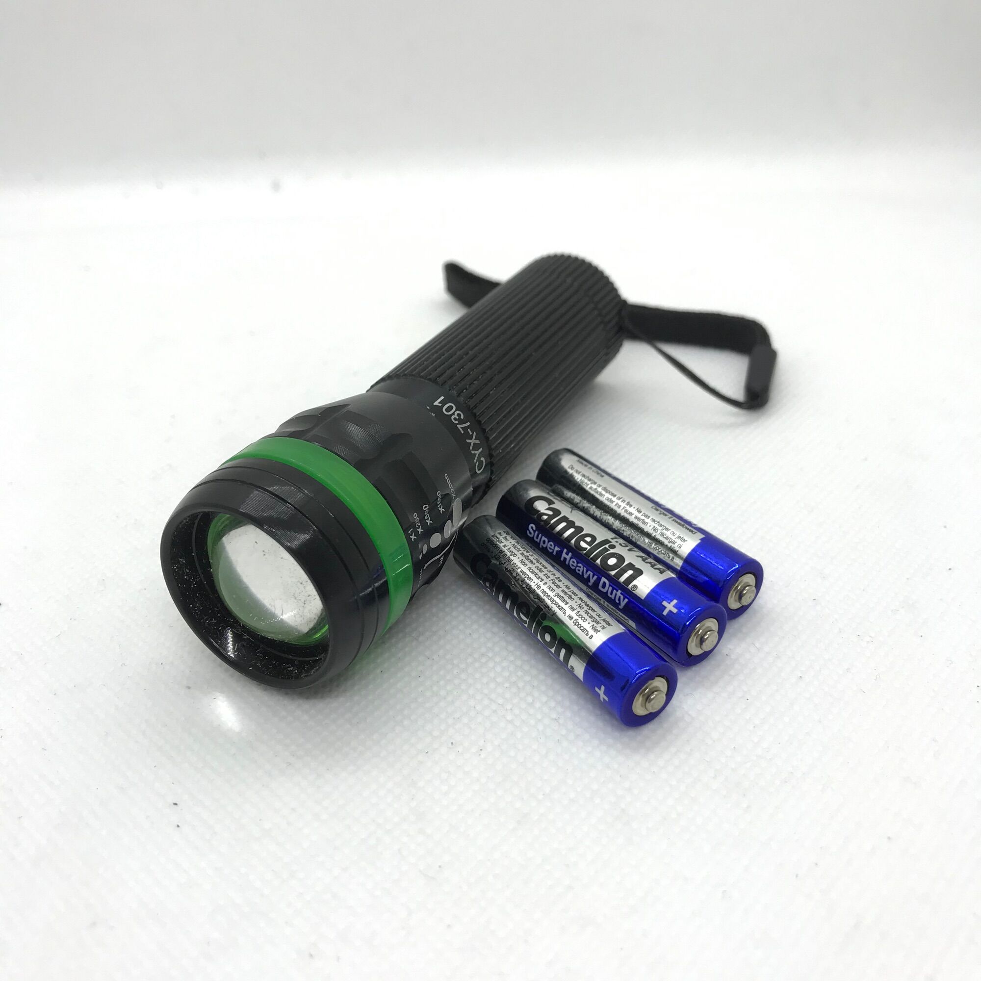 Đèn pin led cầm tay siêu sáng cyx-7301 dùng 3 viên pin nhí aaa với 3 chế độ chiếu sáng, kích thước nhỏ gọn.