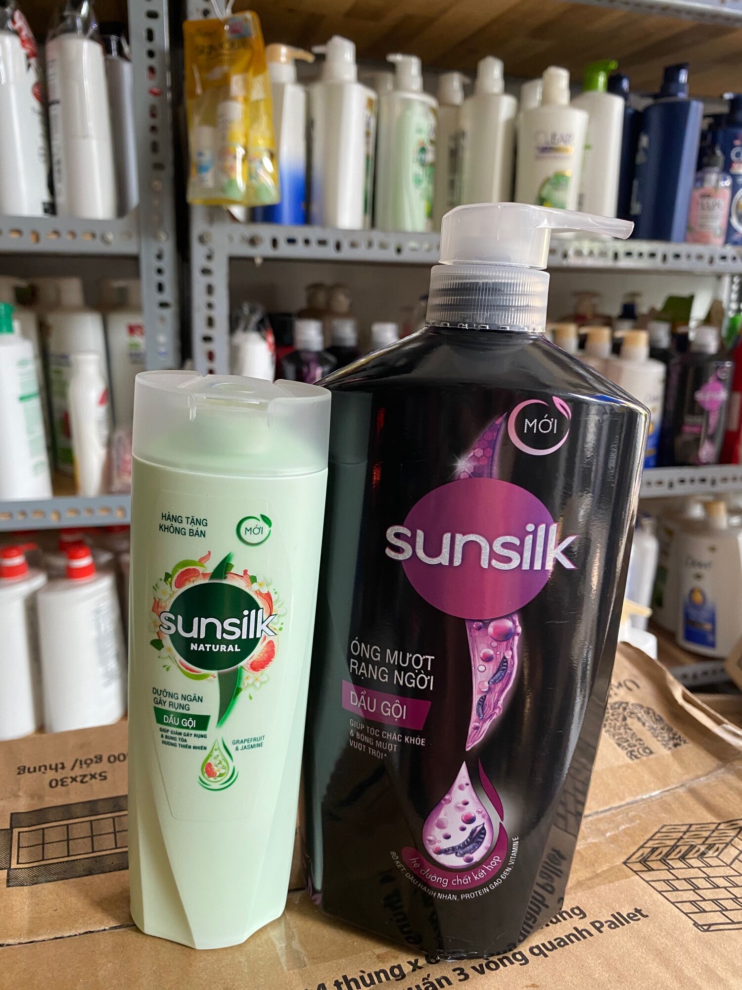 Dầu gội Sunsilk 900g óng mượt rạng ngời tặng kèm chai dầu gội nhỏ