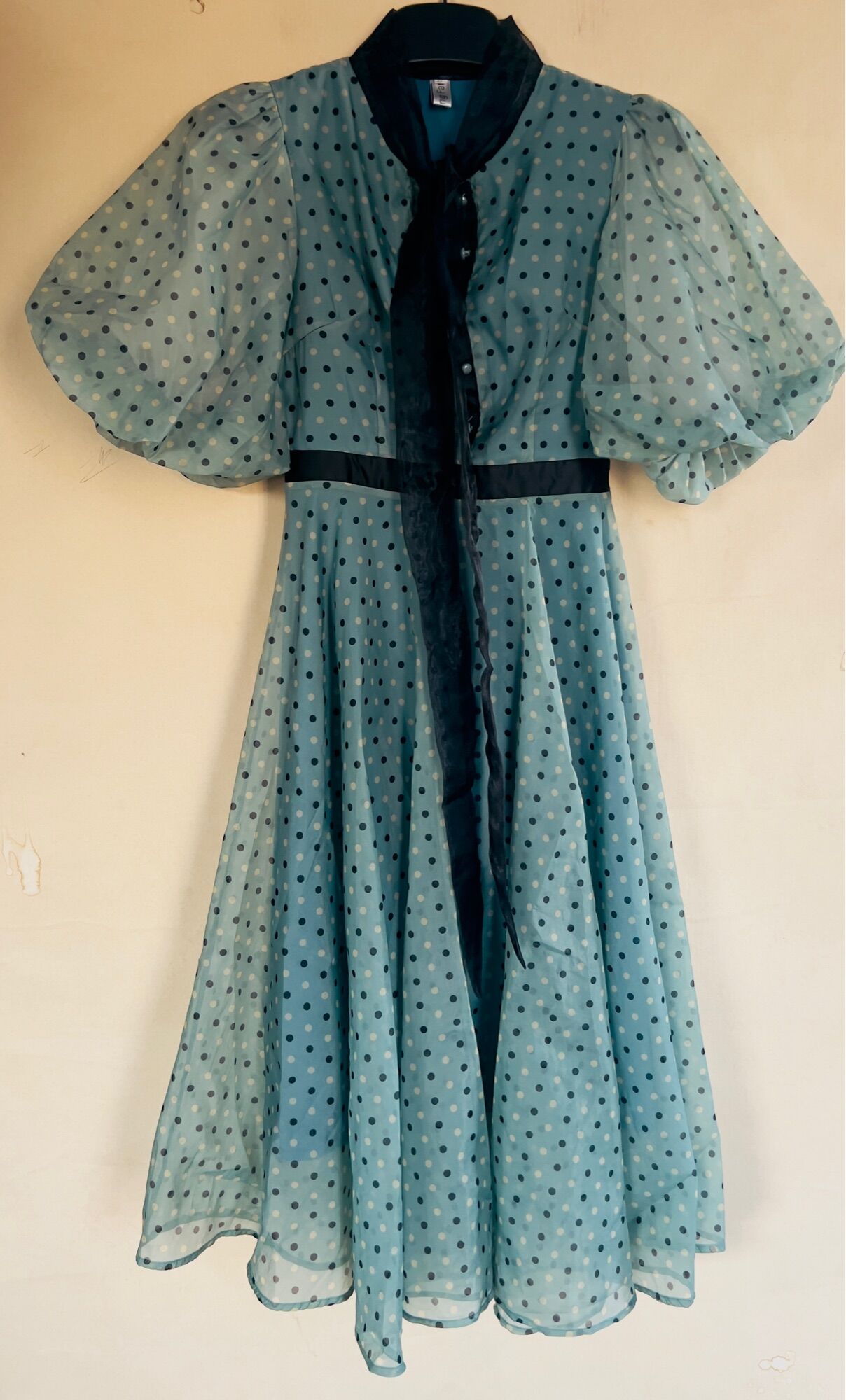 Đầm tiểu thơ chấm bi tay bồng sz s, new 99%
