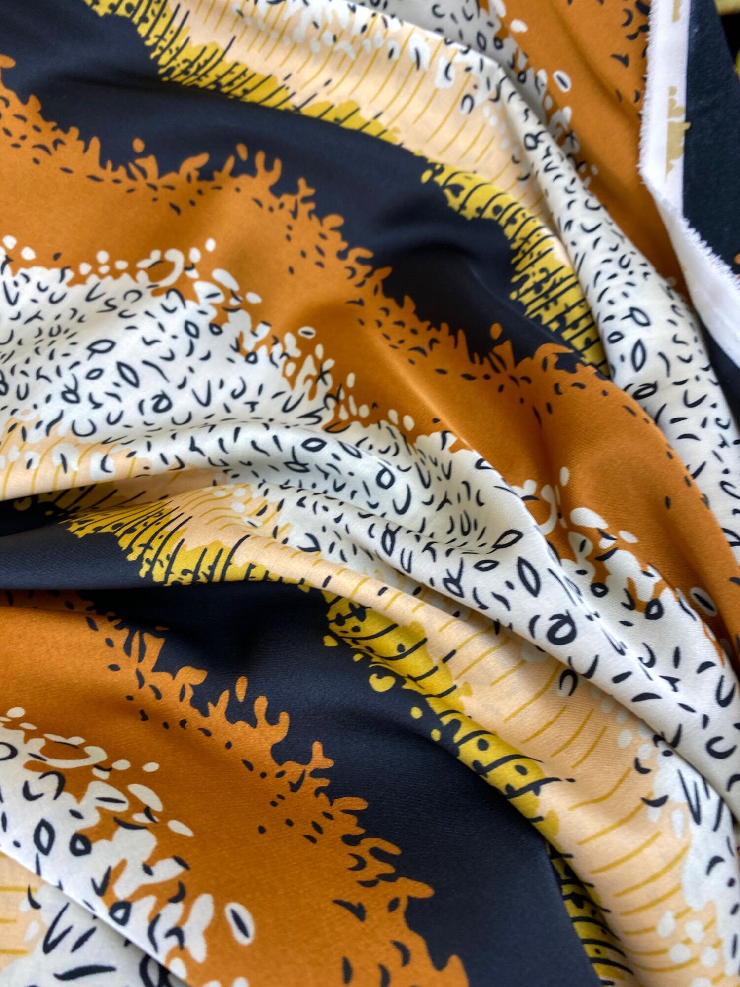 Vải lụa satin hoạ tiết lập thể may đầm bộ áo kiểu nữ