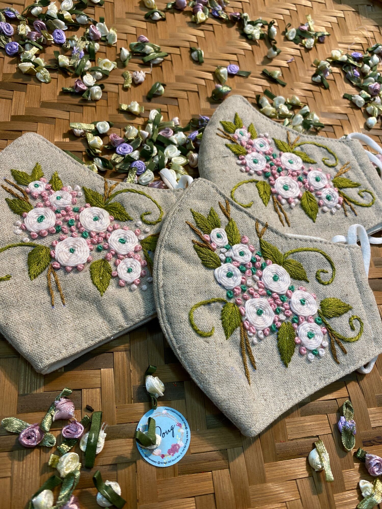 Khẩu trang thêu tay vải linen (handmade by Pong)