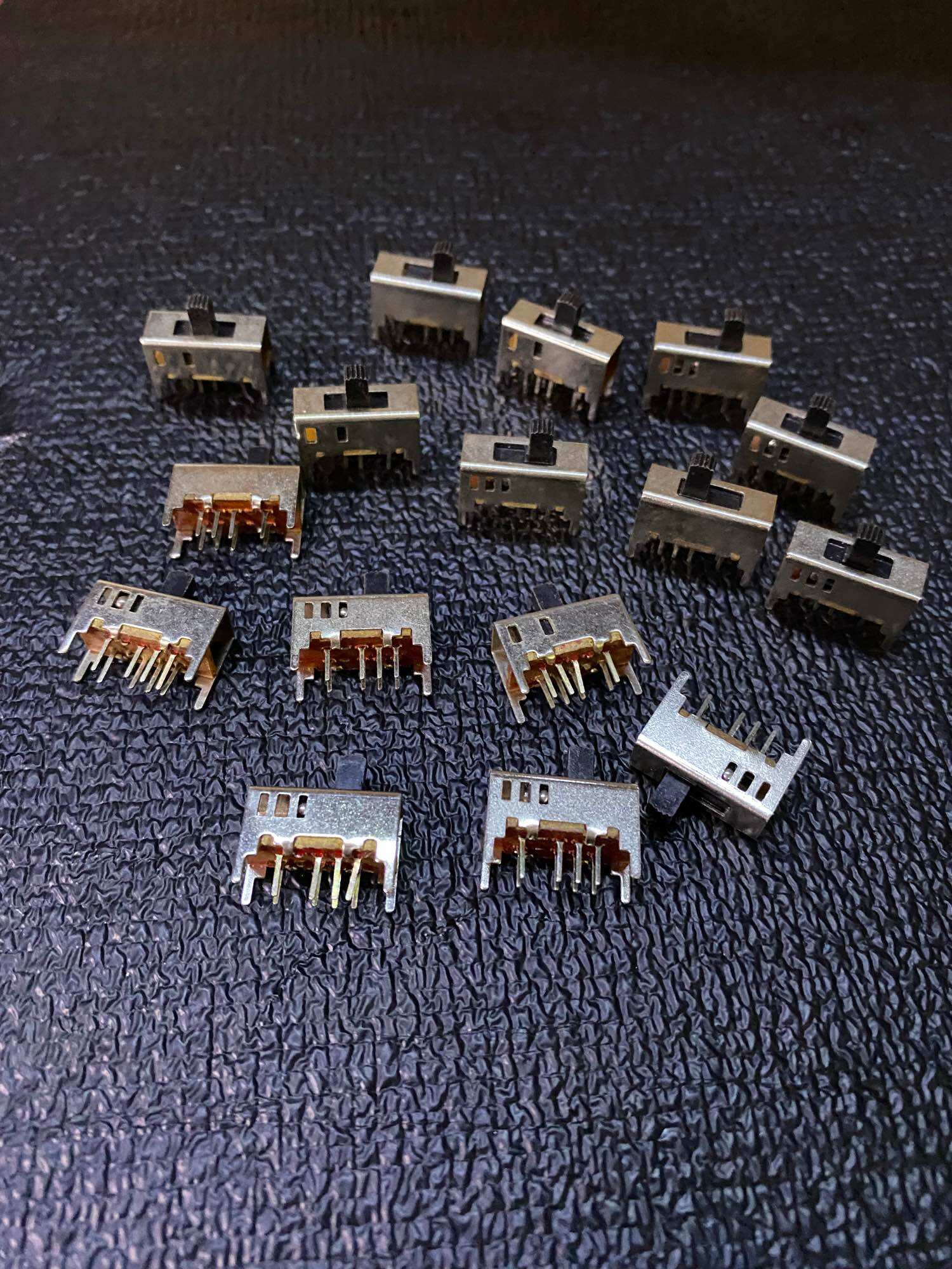 Công tắc 8 chân 3 nấc 1.6 x 1.1 cm cả chân (10 chiếc)