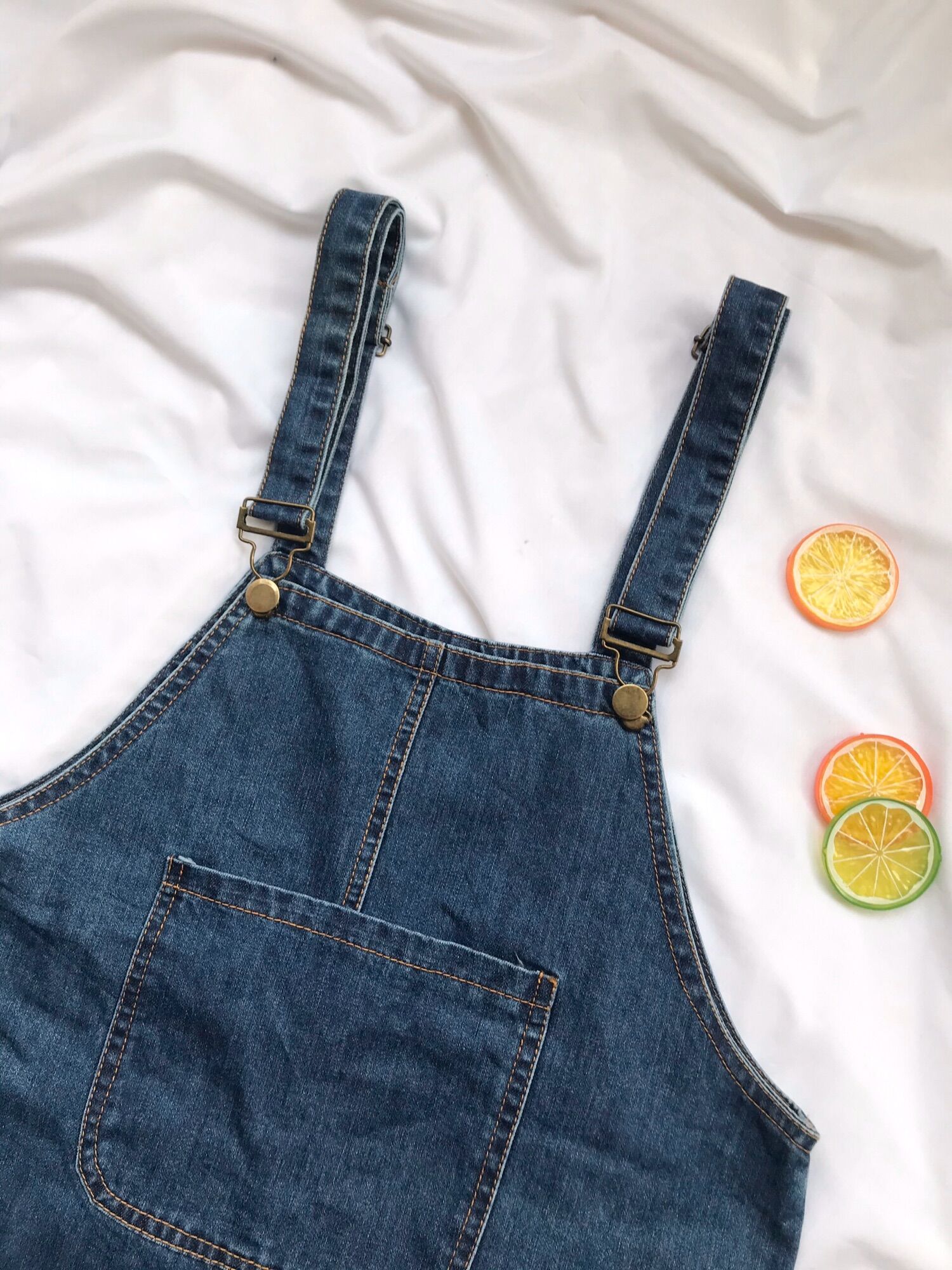 Yếm jeans dáng suông