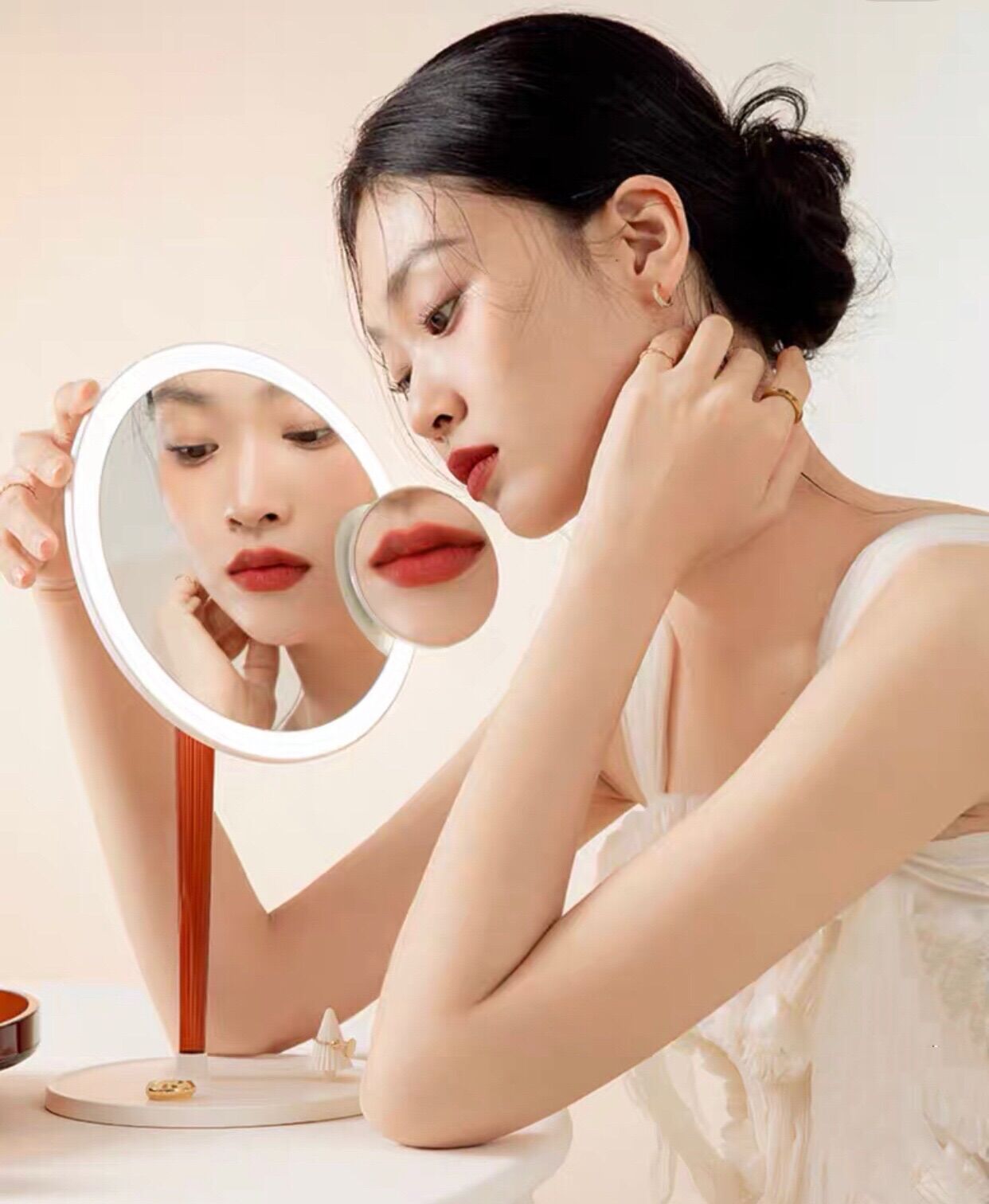 Gương trang điểm có đèn LED Pinktop chính hãng