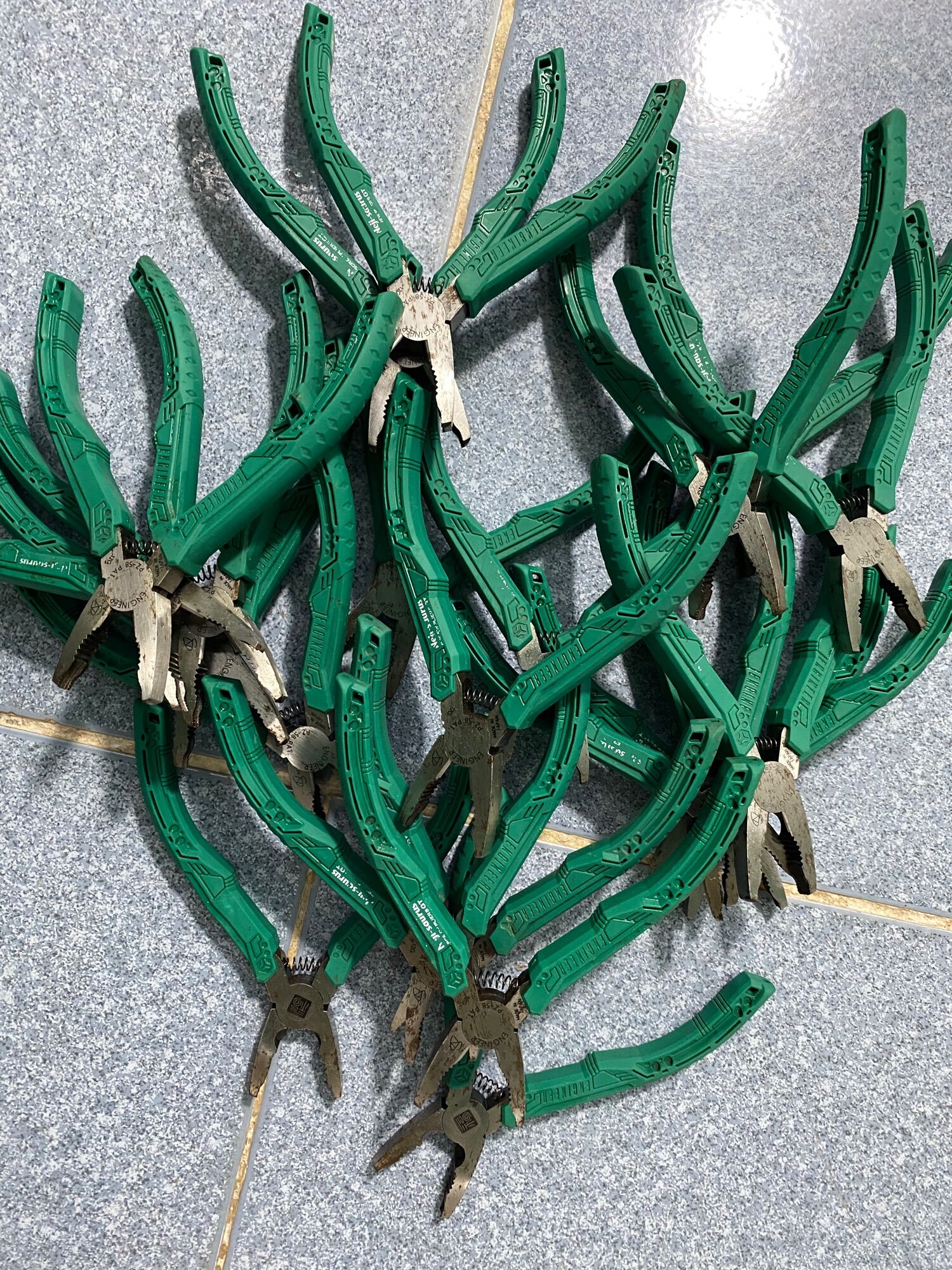 Kềm mở ốc hư ENGINEER.