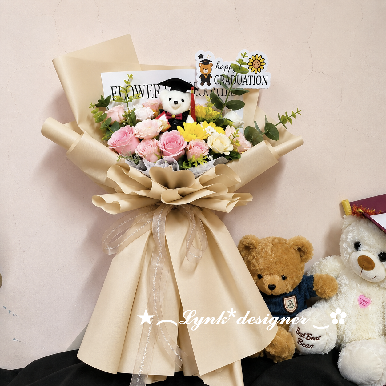 Bó hoa hồng sáp thơm mix hoa hướng dương kèm gấu cử nhân. Tặng banne Chúc mừng tốt nghiệp xinh xắn