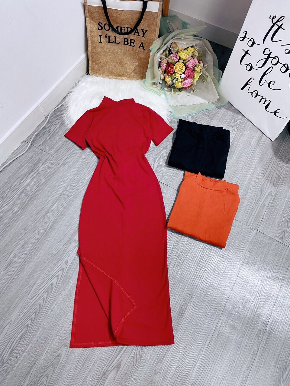 Đầm body cổ lọ tay ngắn xẻ tà.