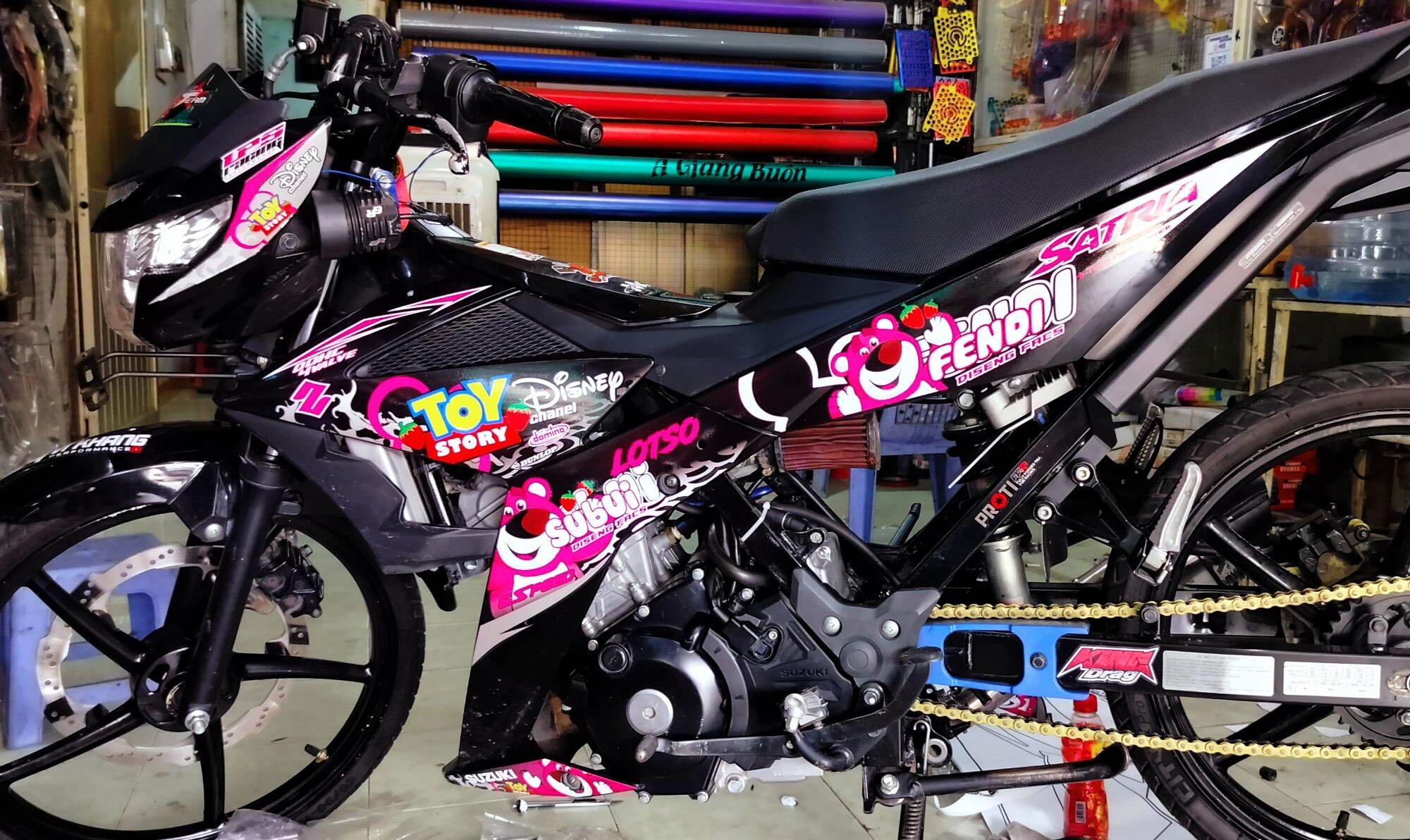 TEM RỜI XE RAIDER SATRIA GẤU DÂU