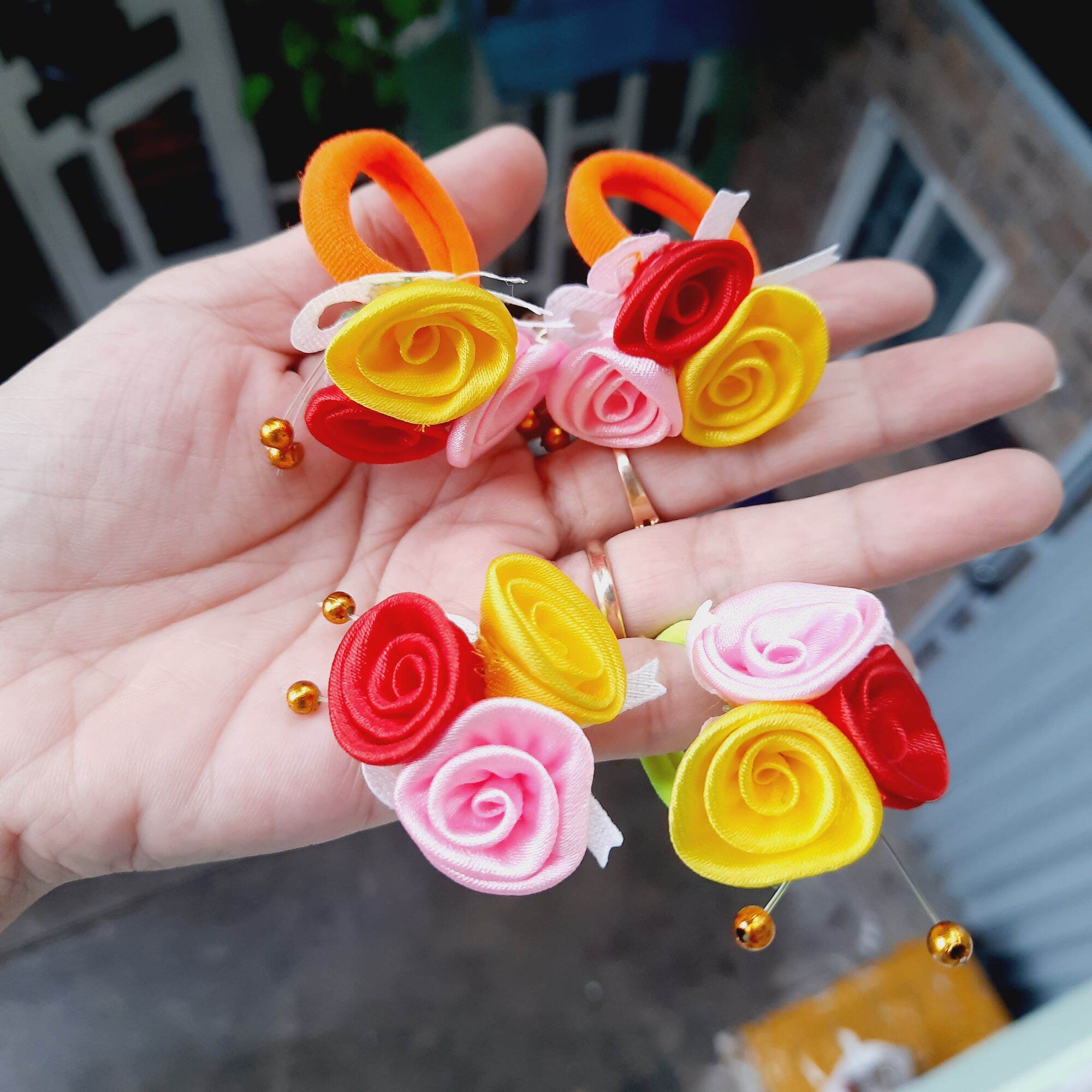 Một cặp thun cột tóc 3 bông hoa cho bé (màu ngẫu nhiên)
