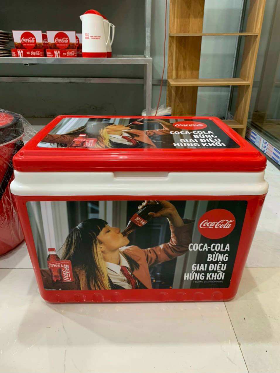 Thùng đá nhựa Duy Tân KM 35L vàng C2 / đỏ coca