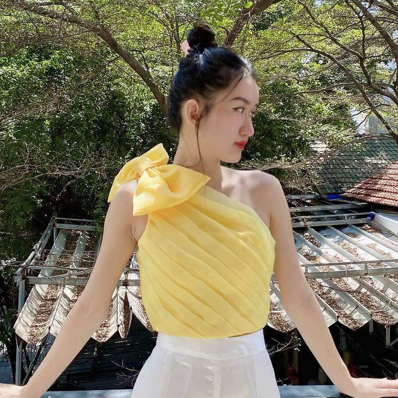 Áo croptop nơ lệch vai xếp ly đễ thương