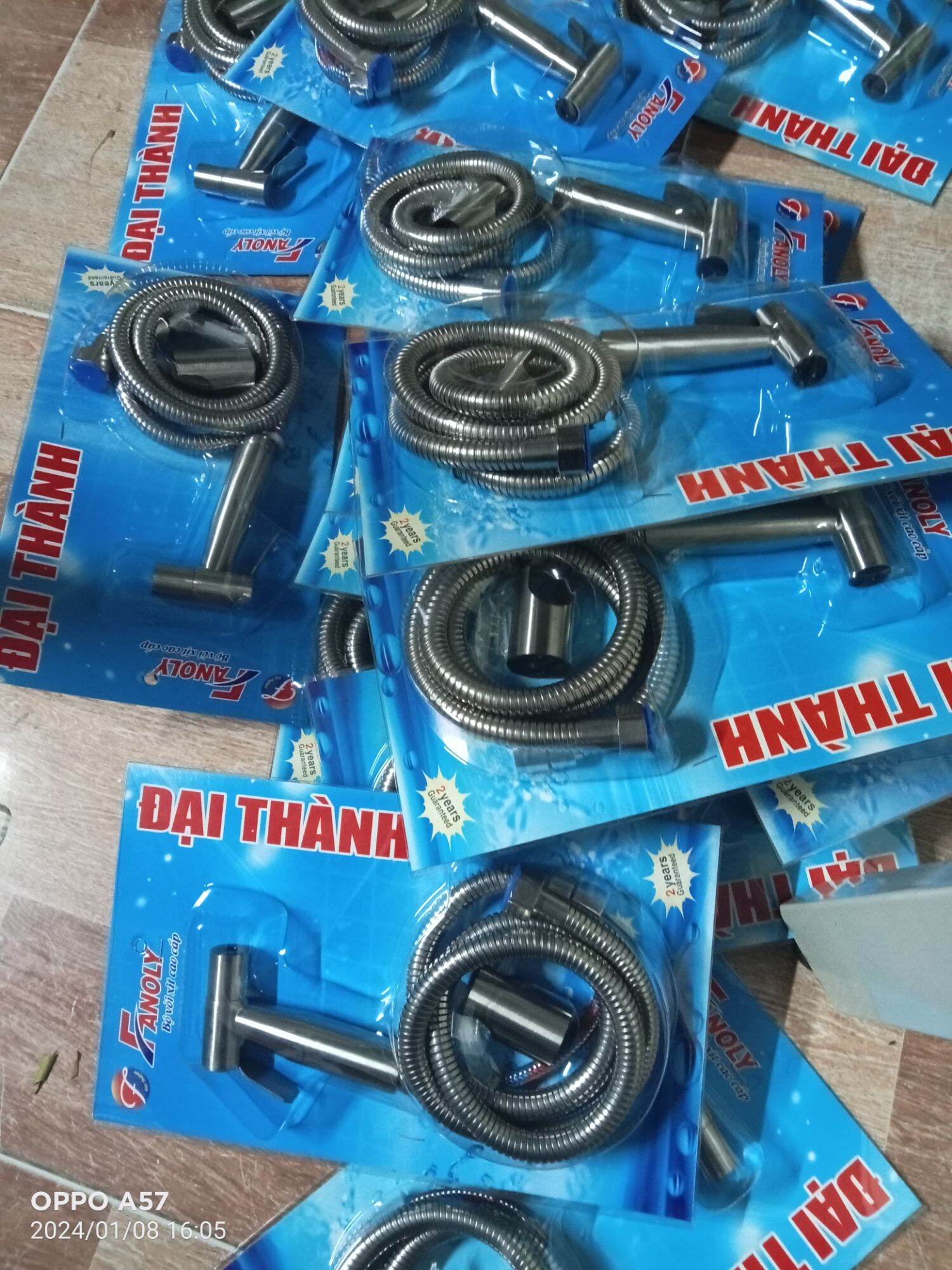 Bộ xịt vệ sinh, xịt cầu inox 304 gồm đầu xịt inox ty đồng + dây xịt inox lõi bố + gác,có vỉ treo