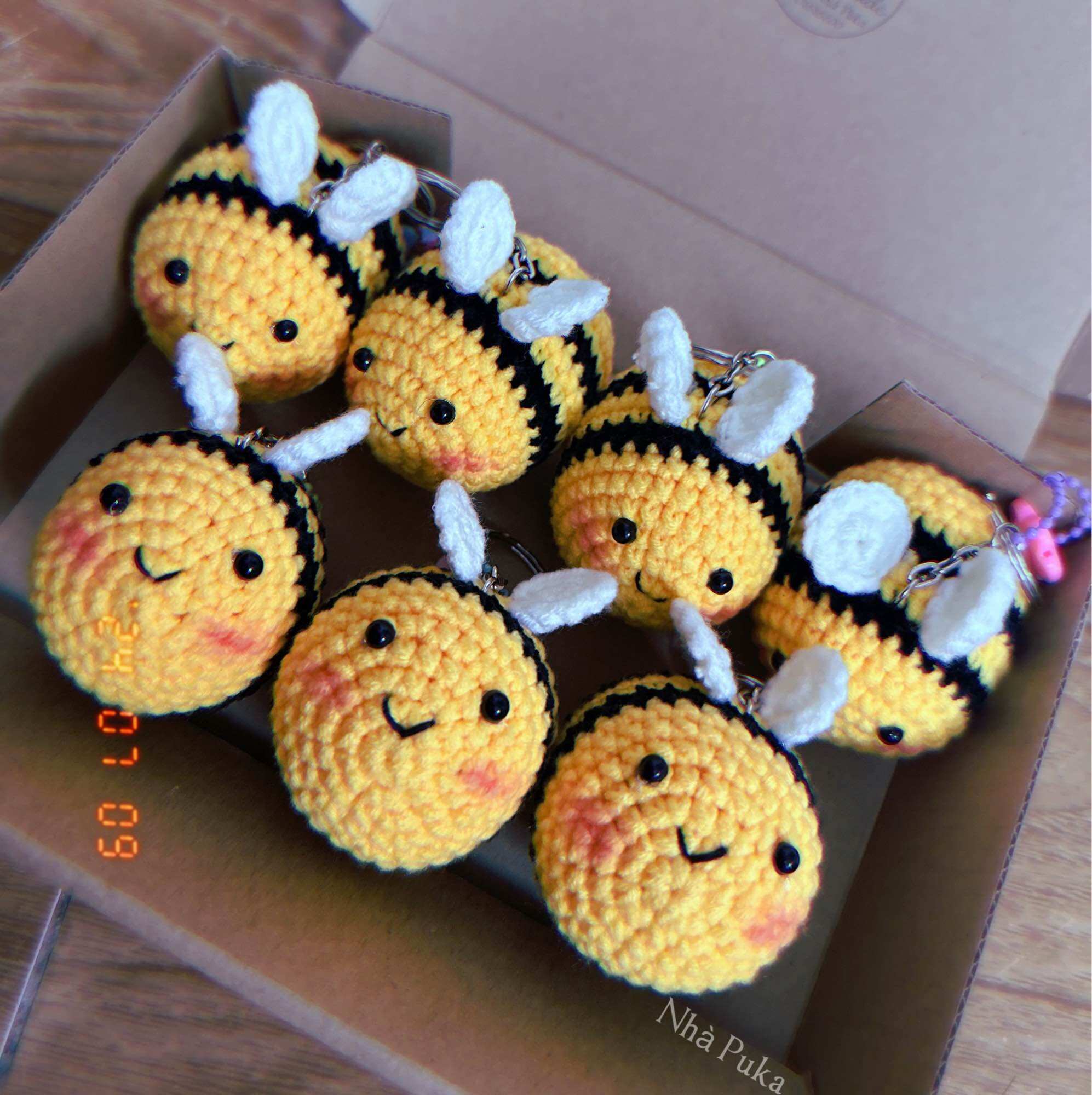 Móc khoá con ong bằng len handmade có sẵn
