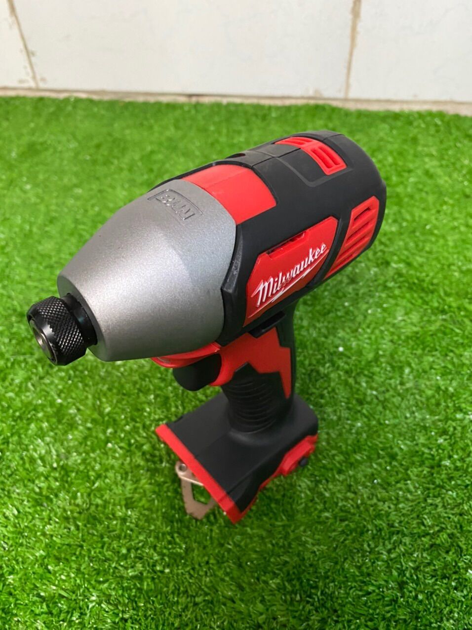 Thân vít milwaukee 2656-20 mới 95%