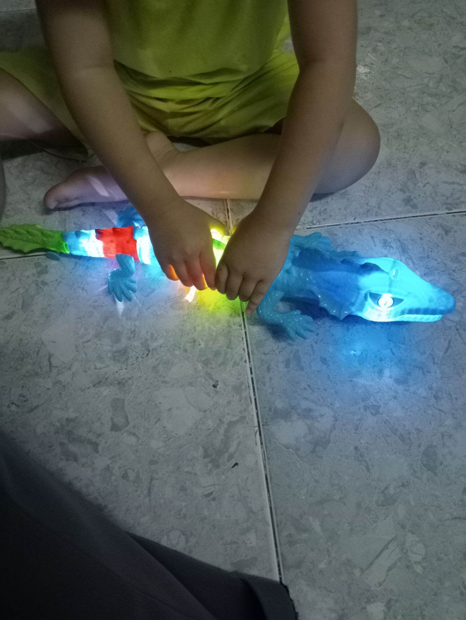 Đồ chơi con thằn lằn biết bò có nhạc và đèn