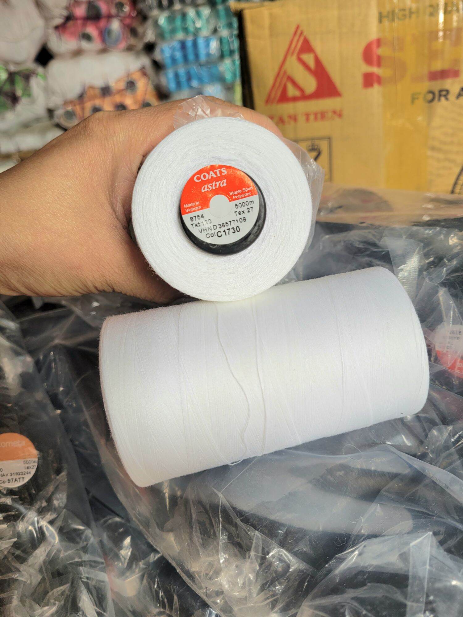 Set 2 cuộn chỉ may quần áo