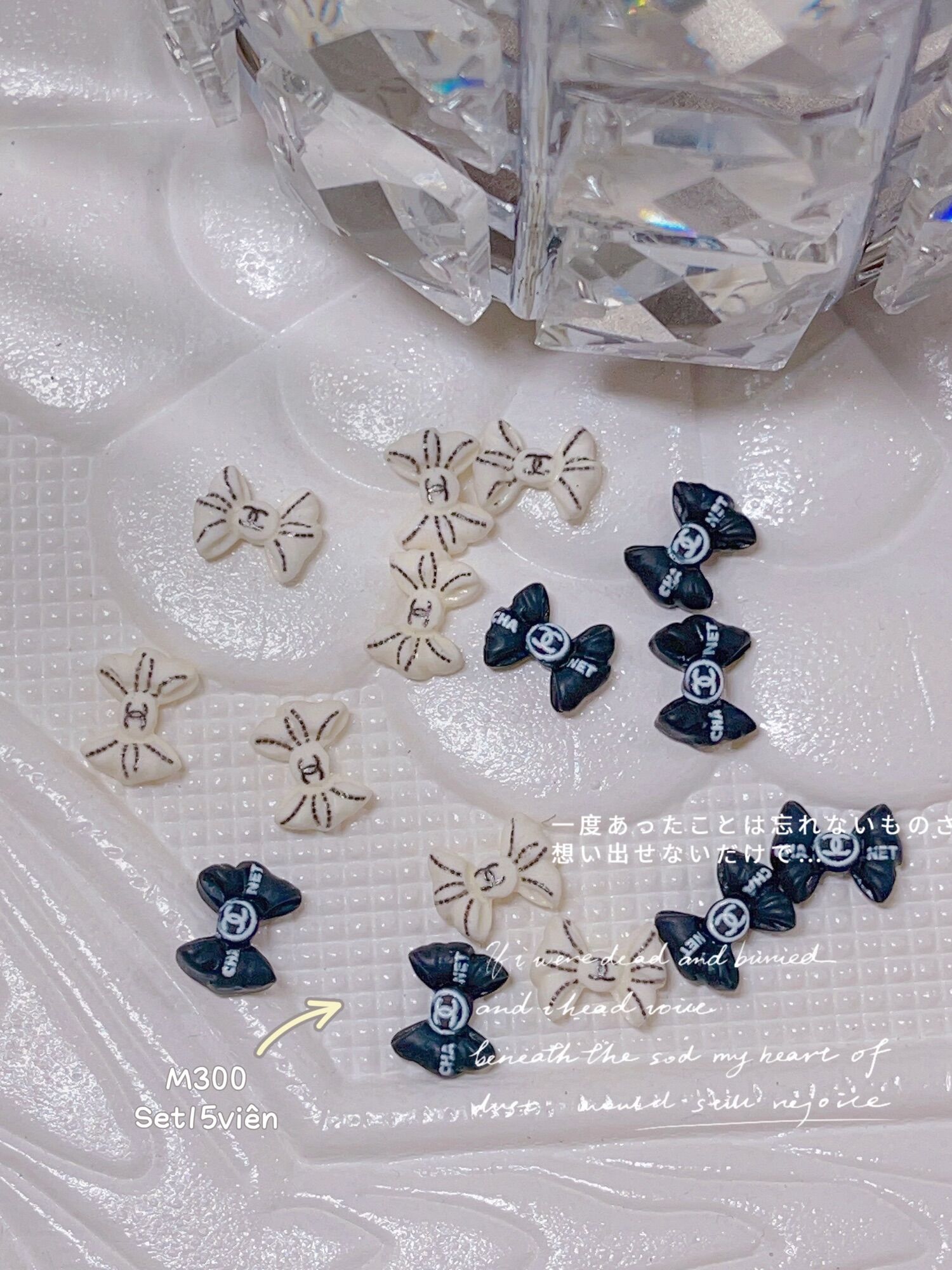 Sale charm nơ trắng đen 2 màu m300