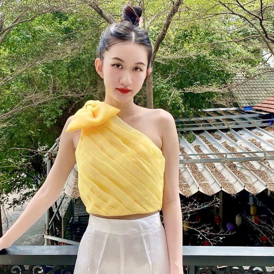 ÁO CROPTOP NƠ LỆCH VAI XẾP LY ĐỄ THƯƠNG