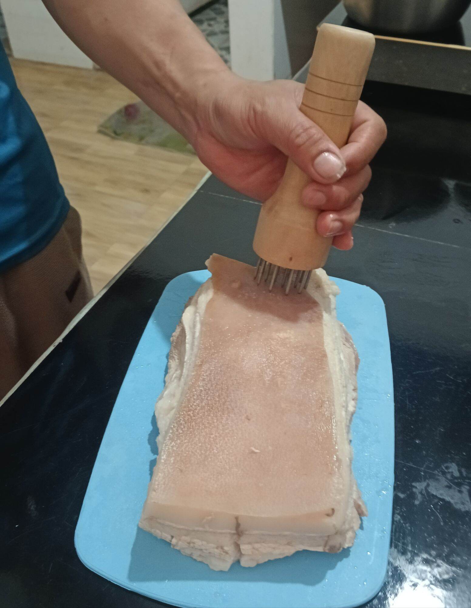 Dụng cụ xăm bì [đâm thịt ướp cho thấm]