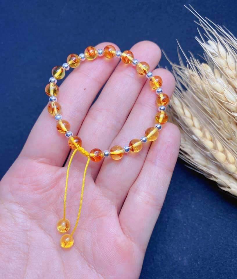 Vòng tay hổ phách tự nhiên cho bé mix bi bạc