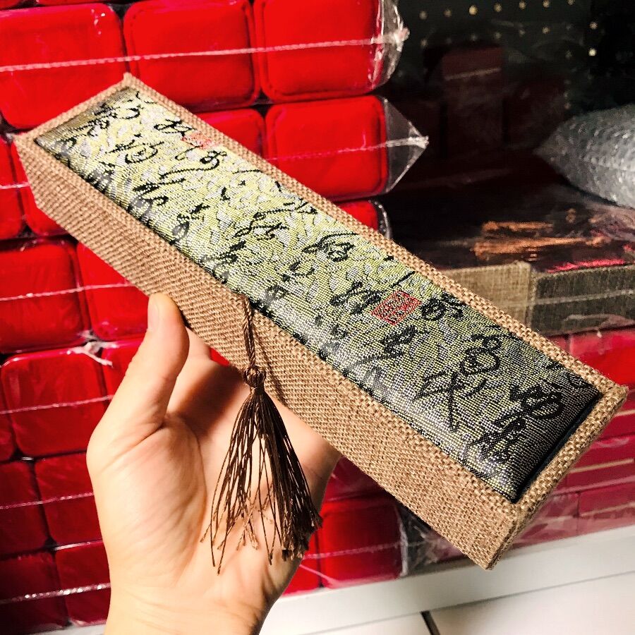 Hộp gấm dài đựng vòng cổ