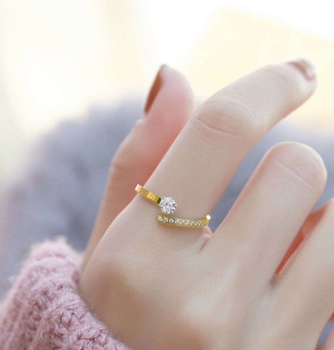 Nhẫn titan mạ vàng tươi đính xoàn và đá