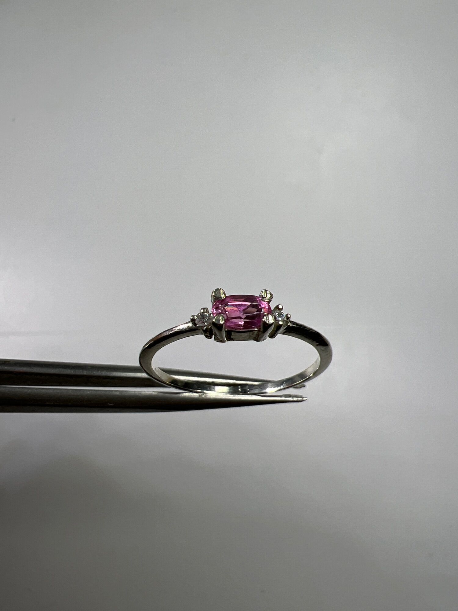 91113-giá một chiếc nhẫn bạc 925,peridot, tourmaline, hột dài 5 đến 6 ly