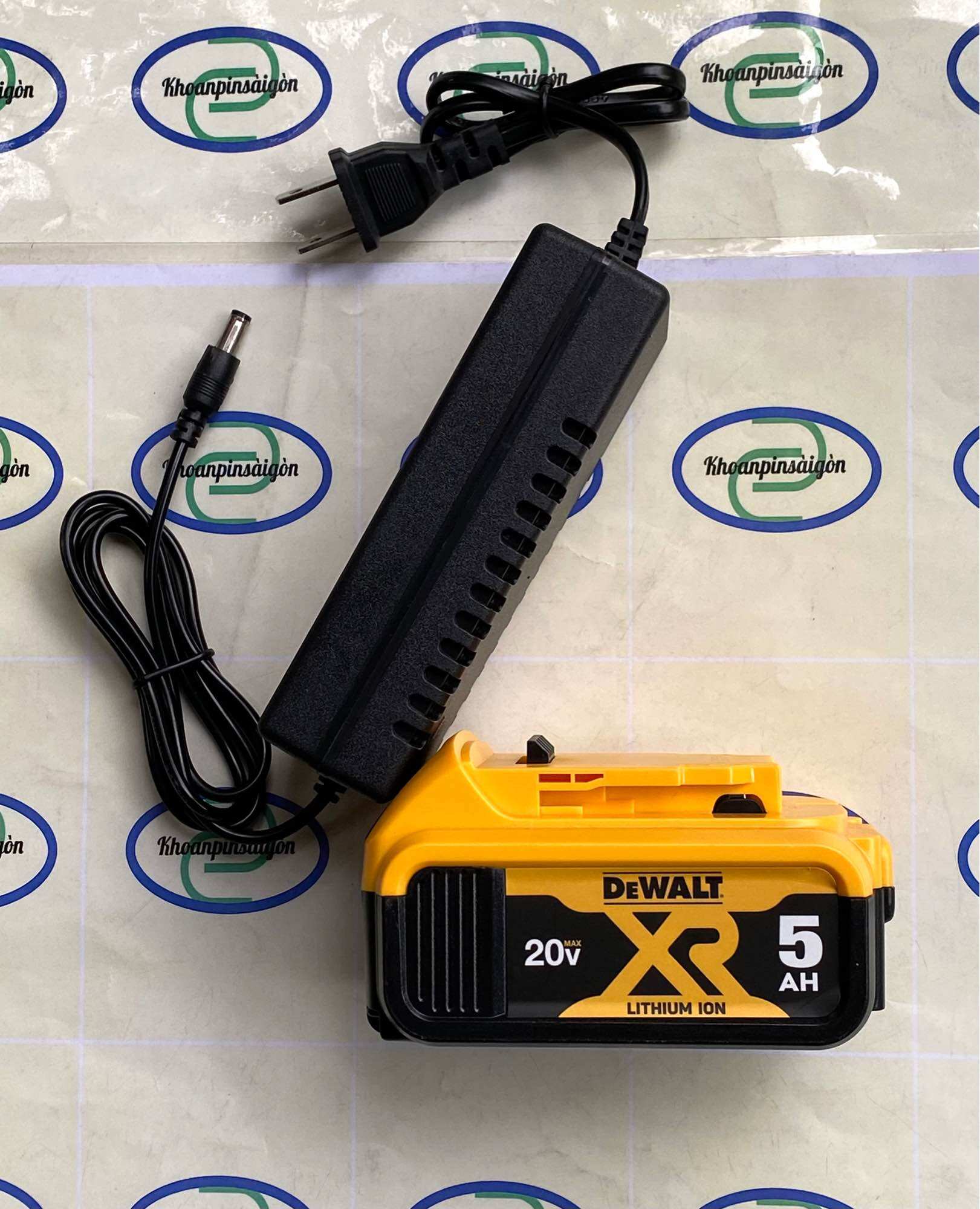 Pin đóng dewalt 20V 4ah- 5ah dùng cho máy hãng