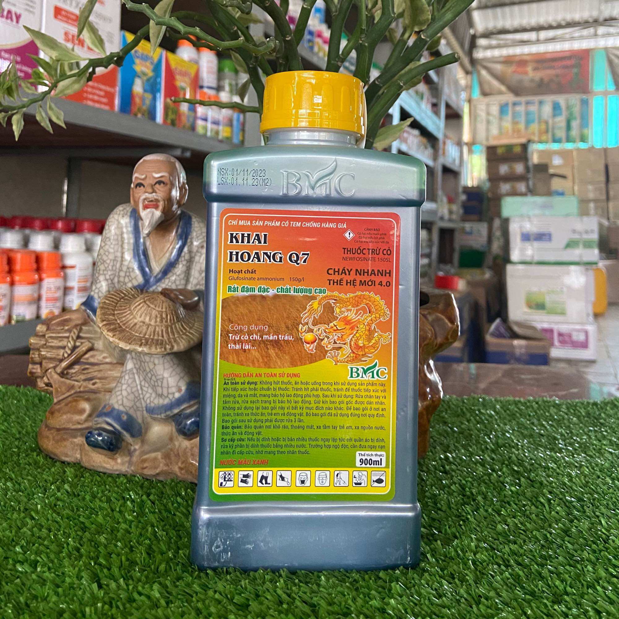 Thuốc cỏ hiệu khai hoang q7 chai 900ml của bmc