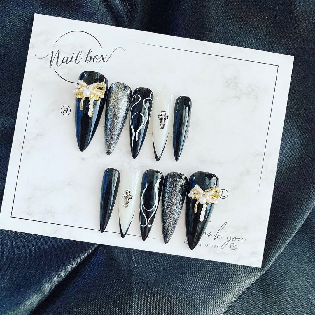 Nailbox thiết kế mẫu đen đính charm