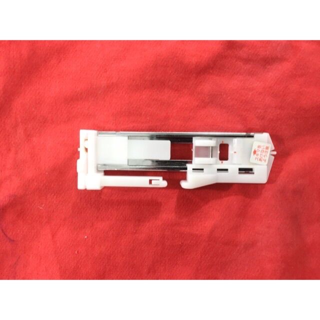 Chân vịt thùa khuyết (thùa khuy) máy may gia đình singer apricod 9700, 9800, 7900DX, Rumina 3000 (Hàng Nhật xịn).