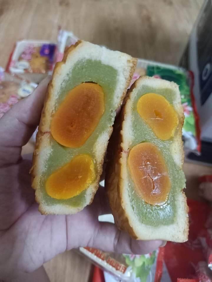 Bánh trung thu nhân trà xanh trọng lượng 200gr 2 trứng Tân Dân Lợi