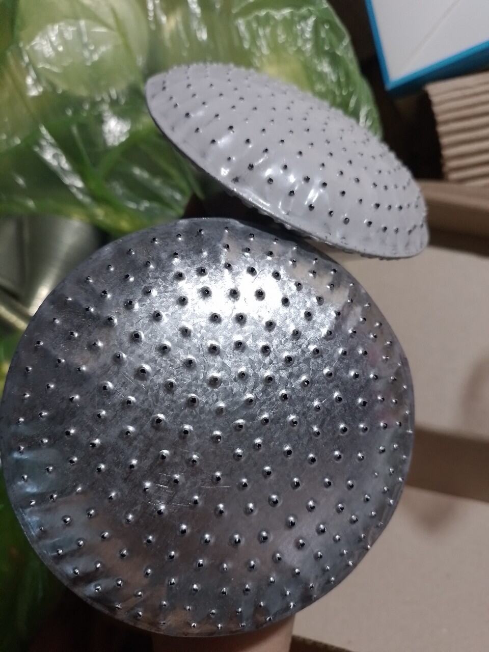 Bông sen gắn thùng tưới cây, bông sen tưới cây