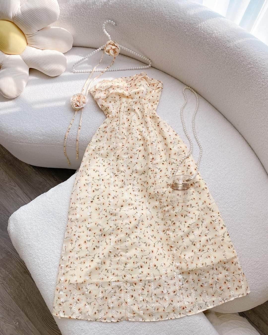 Đầm midi cúp ngực ren hoa nhí kèm choker hoa