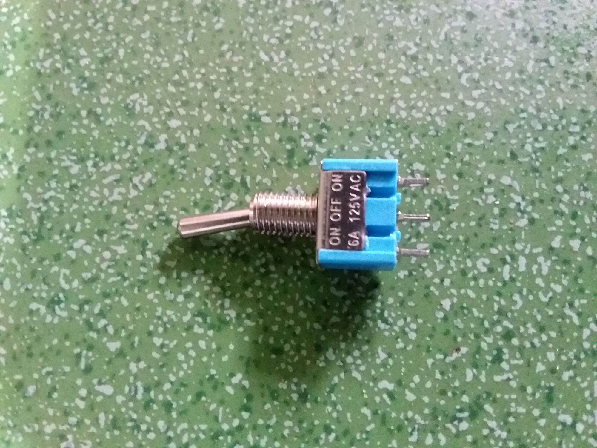 1 chiếc công tắc 3 chân